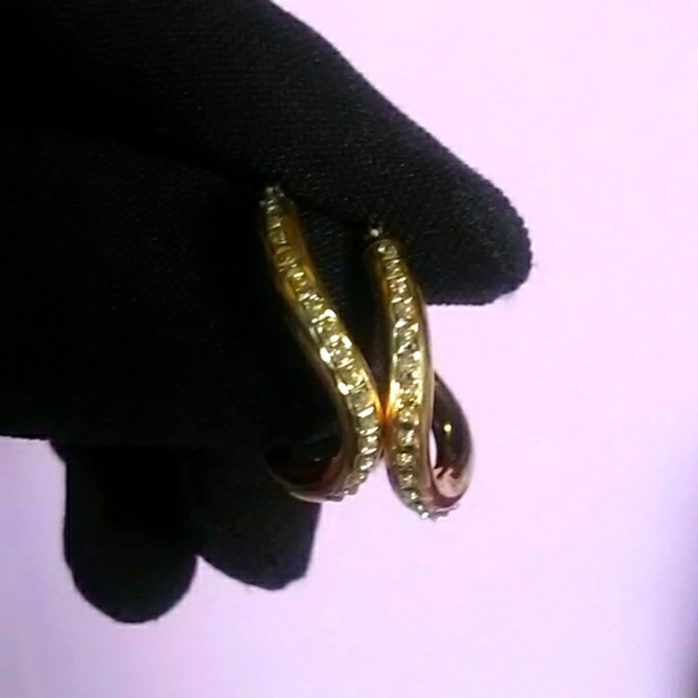 Real natural Diamond 14k solid gold wavy hoop earrings!